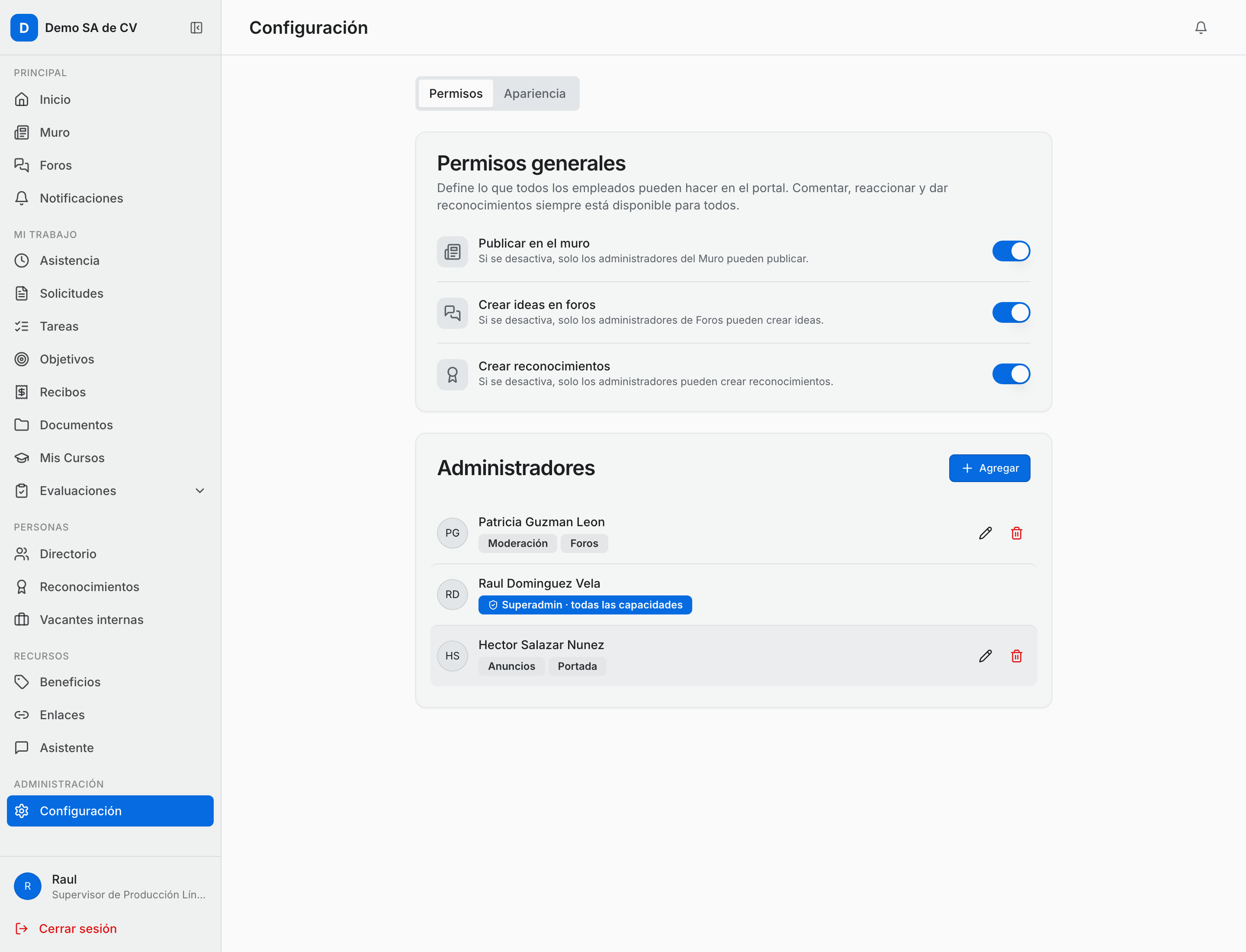 Tarjeta Administradores en la configuración del portal: un superadmin con su etiqueta de todas las capacidades y dos administradores con sus etiquetas combinadas (Anuncios, Moderación, Portada, Foros)