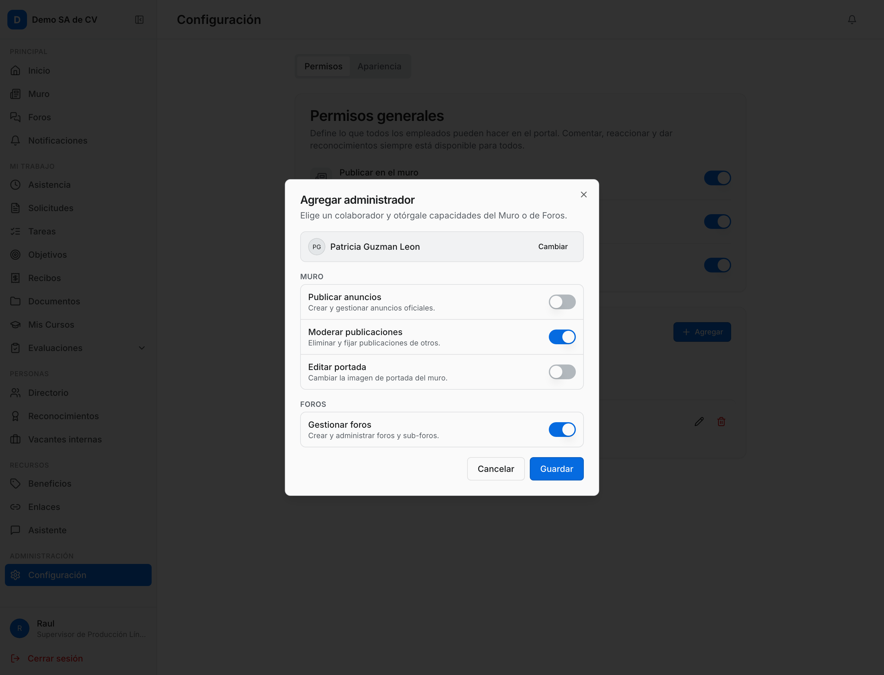 Diálogo Agregar administrador: el buscador de colaborador arriba y las cuatro capacidades agrupadas en Muro y Foros, cada una con su interruptor